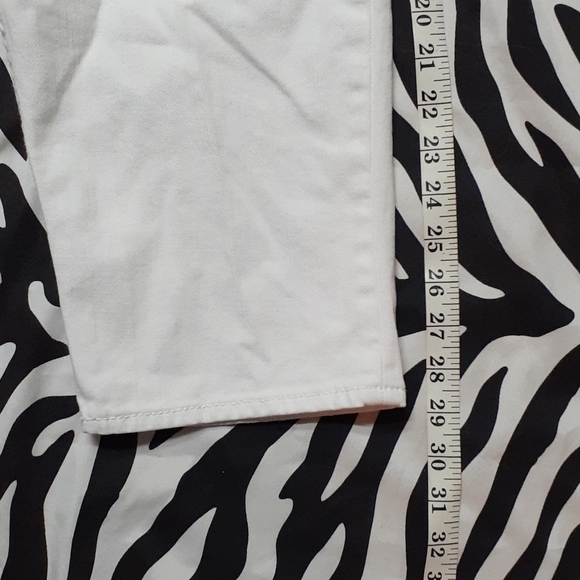 Boothell White Capris - Picture 2 of 8